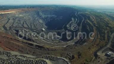 露天煤矿，采掘工业用煤，俯视空中无人机